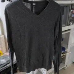 ダークグレー Vネックニット Mサイズ　UNIQLO