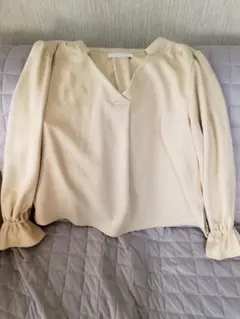 セシルマクビー　ベージュベロア風トップス