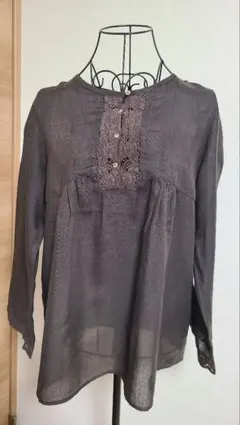 ニーム　ダークブラウン 長袖シャツ レース装飾付き　ドット柄