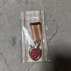 ストライプリボンと盾型チャーム