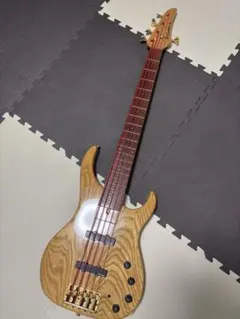 Combat Custom Guitars 5弦エレキベース　コンバットのサムネイル