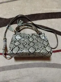 ヘビ柄ショルダーバッグ タッセル付き