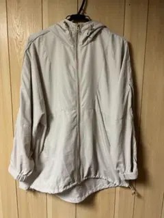 ライトグレー マウンテンパーカー