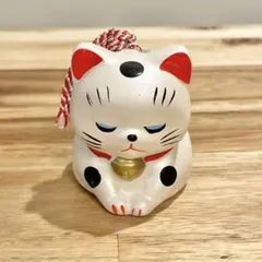 陶器製 白い猫の置物 鈴付き