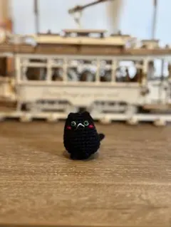 ハンドメイド あみぐるみ 小さな黒猫　おすわり猫