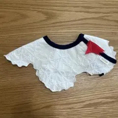 マールマール　刺繍入りホワイトスタイ 赤いリボン付き