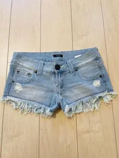フリンジ付きライトブルーショートパンツ