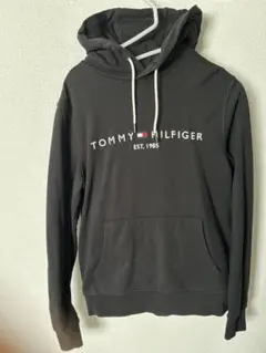 TOMMY HILFIGER EST.1985 ブラックパーカー