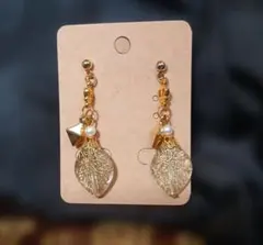 リーフデザイン&ひし形チャーム付き　ピアス(両耳用)レディース