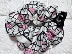 花柄シュシュ ロゴ入り　ヘアゴム　ホワイト