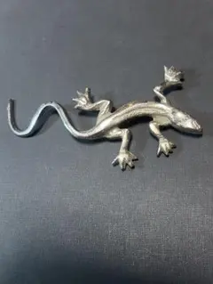 トカゲ　金属製　置物