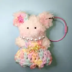 27。モールドール　クリーム色のくま　カラフルコスチューム　キーホルダー