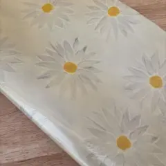 レザークラフト　フラワー型押し エナメルレザー　牛革 本革　レザー　はぎれ