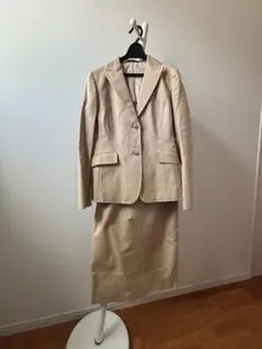 ベージュ スーツ ジャケットとスカート セット　　 NEWYORKER