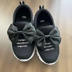 リボン付き黒スリッポンシューズ