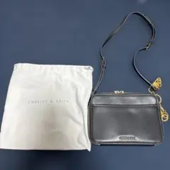 CHARLES & KEITH ブラックショルダーバッグ