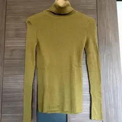 マスタードカラー　タートルネックセーター　ユニクロ