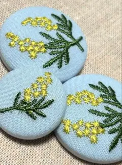 ミモザ刺繍　くるみボタン （6個）