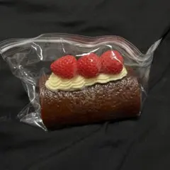 スクイーズ チョコロールケーキ イチゴトッピング