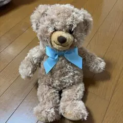 茶色のクマ型ぬいぐるみ 青いリボン付き
