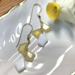 14kgf 黄色と白のオパールピアス
