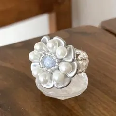 16－18号　花びらビーズの大きいお花風リング　シルバー×白