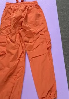 鮮やかオレンジ カーゴパンツ