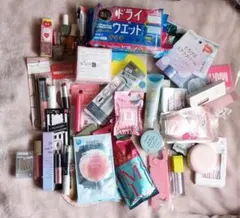 新品未使用 まとめ売りセット 50点 アイシャドウ チーク 口紅 化粧品セットのサムネイル
