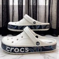 Crocs ペイズリー柄 厚底サンダル ホワイト 25cmのサムネイル