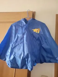 青い恐竜デザインのレインコート