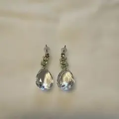 クリスタルドロップ型ピアス