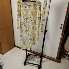 ドゥクラッセの黄色としろの花柄のワンピース。のサムネイル