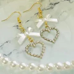 【イヤリング変更可】ホワイトリボンとキラキラハートの華やかピアス【No.431】