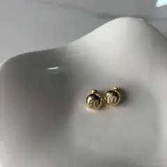 m ロゴ　ピアス