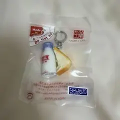 食品サンプル　キーホルダー　牛乳瓶　かじったパンの耳