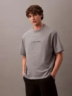 Calvin Klein スタンダードロゴ リラックス クルーネックTシャツ