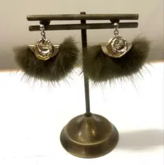 揺れるファーピアス　カーキ