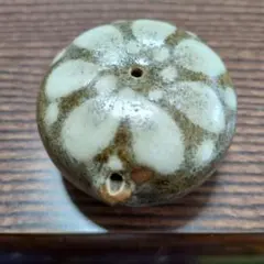 丸型陶器 白と茶色の模様、水滴