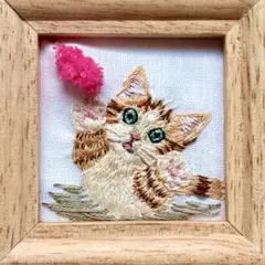【約8×8cm】猫じゃらしに飛び付く猫　刺繍フレーム　ハンドメイド