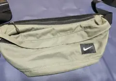 Nike ボディバッグ カーキ色