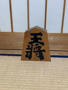 왕 작가의 목조 조각상 “오쇼”