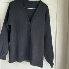 黒い長袖カーディガン ボタン付き