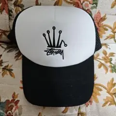 Stussy トラッカーキャップ ホワイト/ブラック - メルカリ