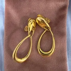 ゴールド　流線型 イヤリング 中型