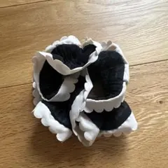 フリル付き黒白ヘアゴム