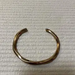 ゴールド ツイストデザイン バングル