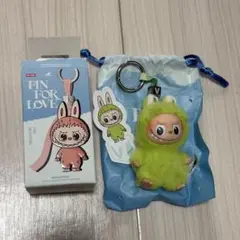 PIN FOR LOVE ラブブ ぬいぐるみペンダント「V」