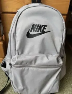 超美品★Nike グレー リュック バックパック　おしゃれ　旅行のサムネイル