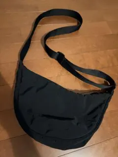 ✴︎ユニクロ✴︎三日月型 ショルダーバッグ ブラック