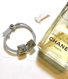 カメリア柄　シルバーヘアゴム CHANELフレグランスカード付きのサムネイル